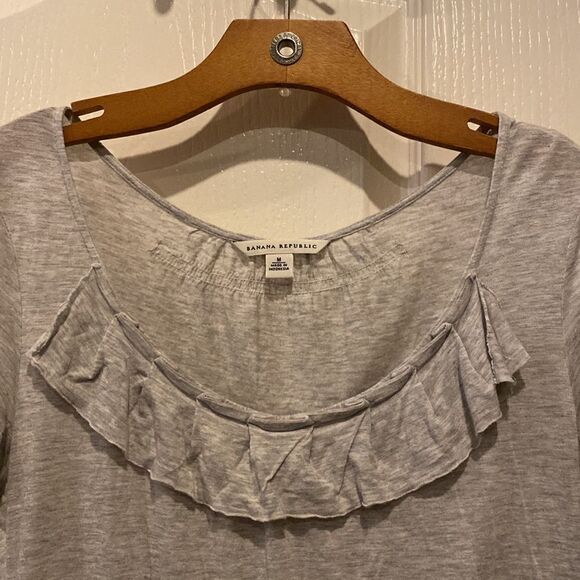 Banana Republic Women’s Short Sleeve Tshirt Ruffle Size Medium VGUC - Picture 2 of 8